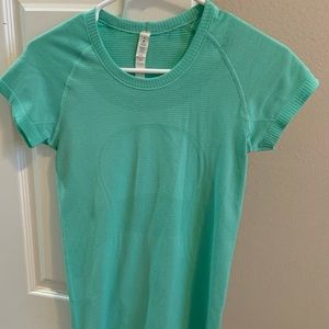 Lulu lemon tee
